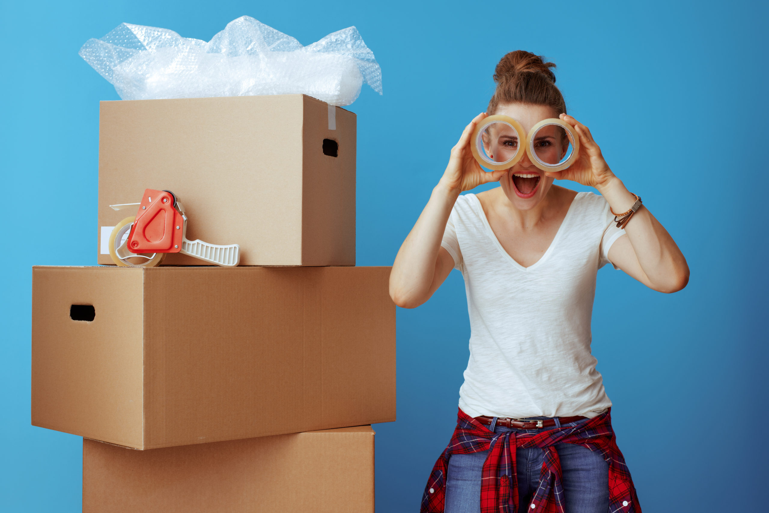 Boxes For Moving: Plastic Containers vs Cardboard Boxes - The SpareFoot Blog